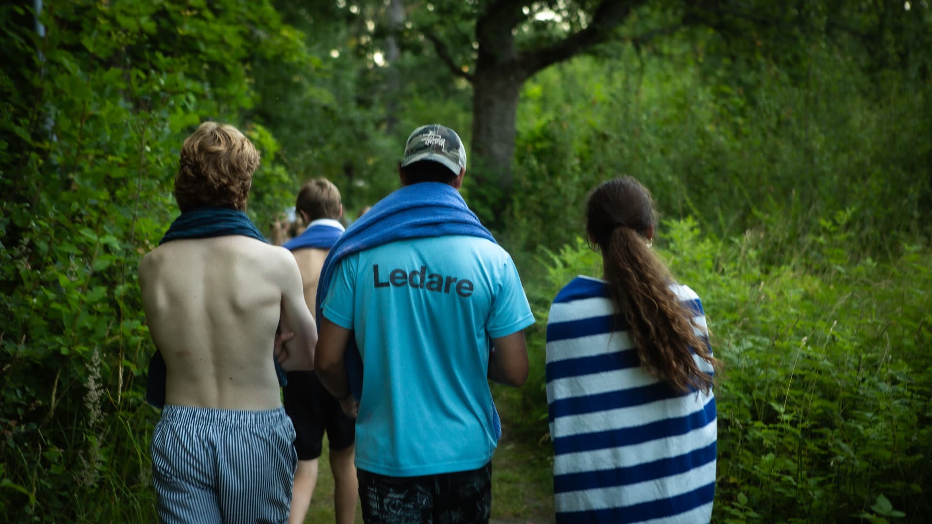 Ledare och deltagare på väg till badet