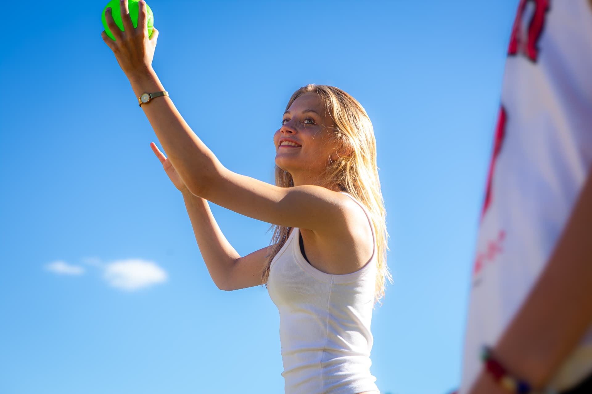 Deltagare servar i beachvolleyboll
