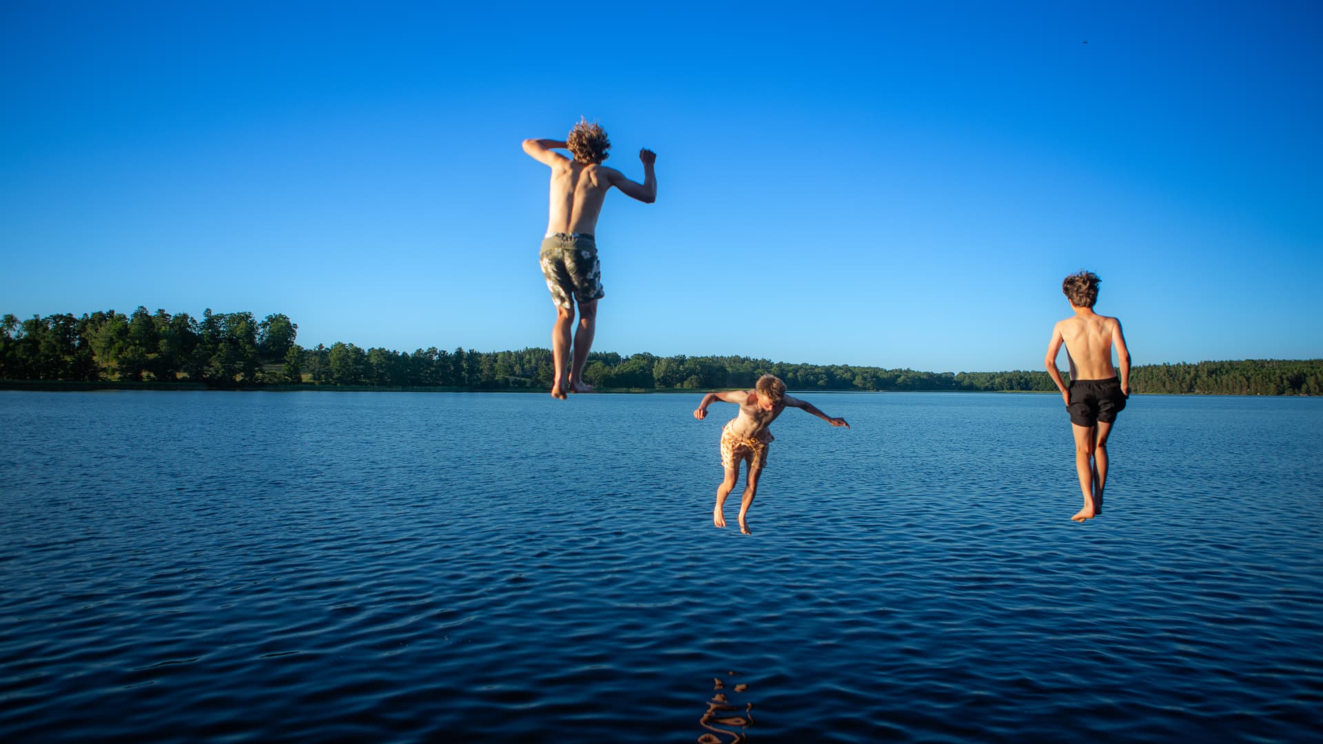 Deltagare på SportCamps sommarläger vid sjön