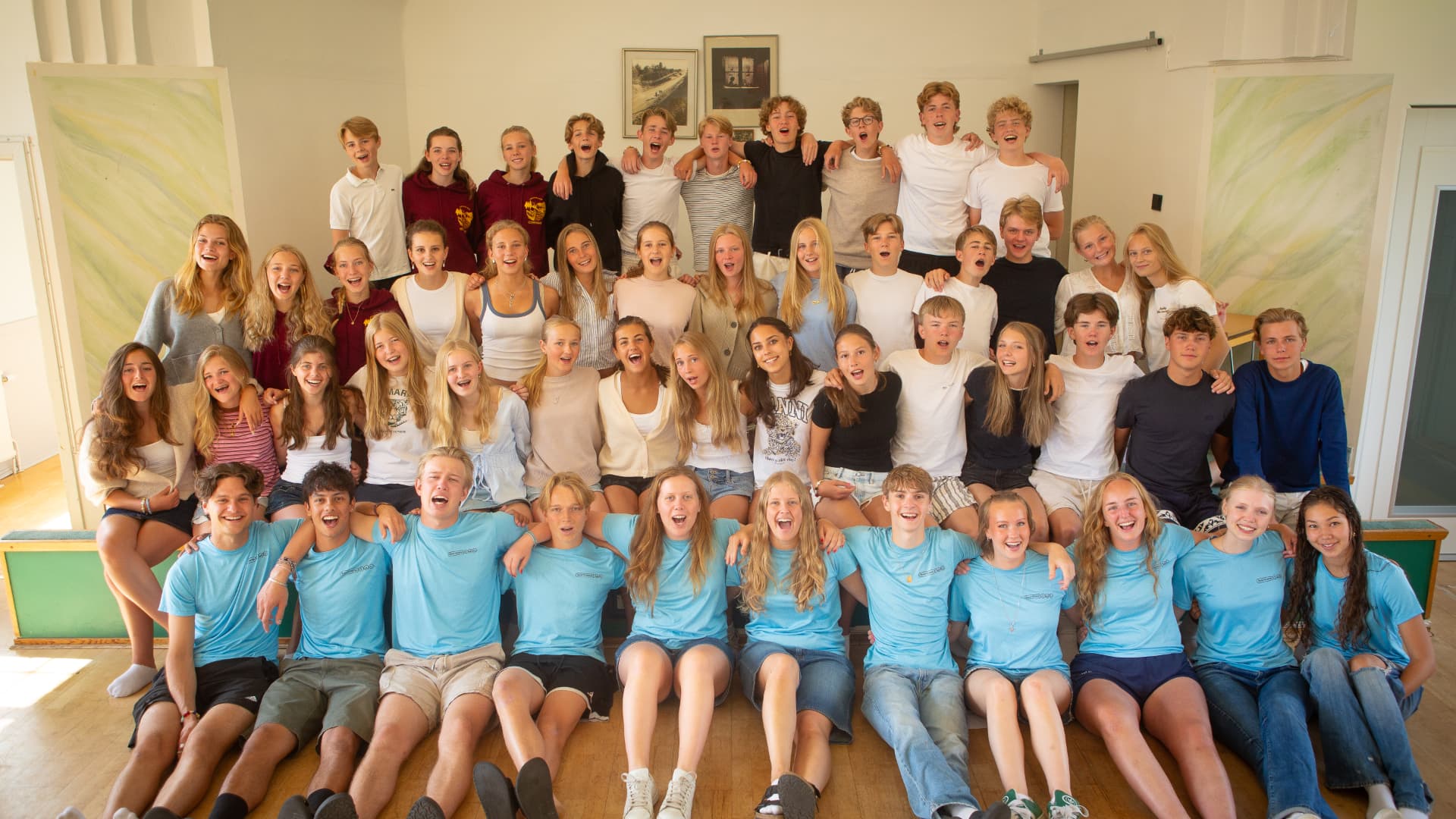 Hela lägergruppen med ledare samlad för gruppfoto
